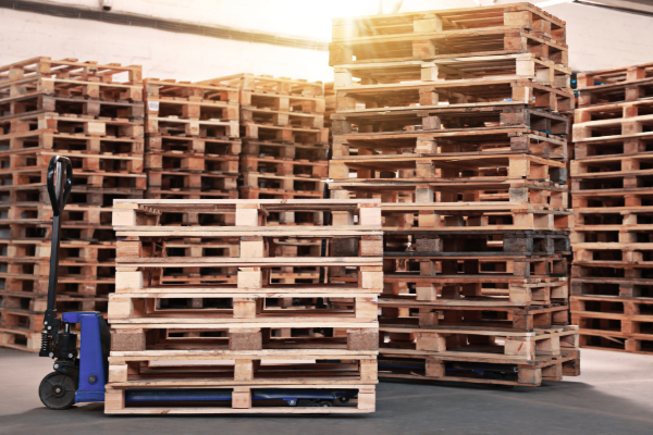 Almacén de palets de madera reciclados
